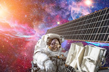 Astronot uzayda. Uzay yürüyüşü. Nasa tarafından döşenmiş bu görüntü unsurları