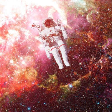 Uzayda bir astronot. Arkaplanda nebula.