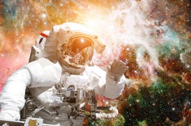 Astronot uzayda uzay zemin karşı.