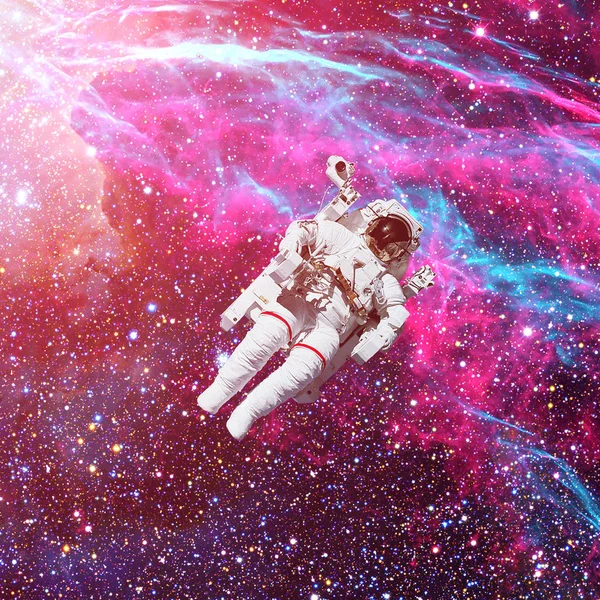 Astronauta nello spazio. Nebulosa sullo sfondo . — Foto Stock