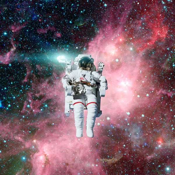 Astronaut i rymden. Nebula och stjärnor i bakgrunden. — Stockfoto