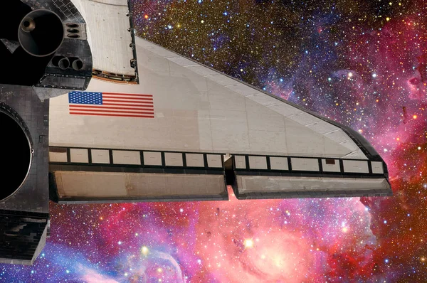 Space-Shuttle-Flug über Raumsterne, Galaxien und Nebel. — Stockfoto
