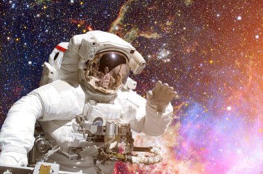 Astronot uzayda. Galaxy ve arka plan üzerinde yıldız.