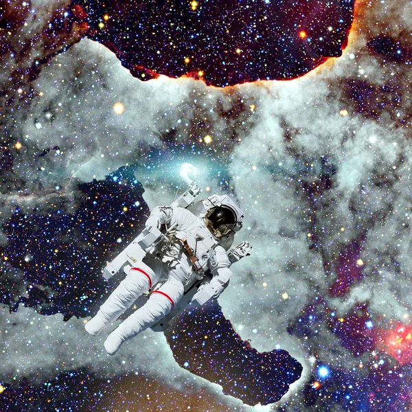 Astronaute dans l'espace. Nébuleuse sur le fond . — Photo