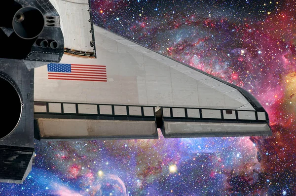 Space Shuttle über Galaxie und Weltraumnebel. — Stockfoto