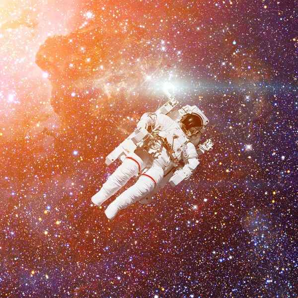 Astronaut i yttre rymden. Nebulosa på bakgrunden. — Stockfoto