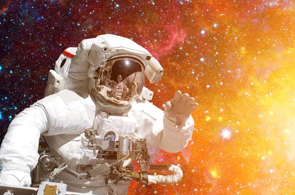 Astronauta en el espacio exterior contra el telón de fondo del espacio exterior . — Foto de Stock