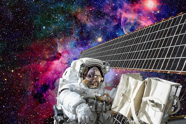 Kosmonaut fungerar utanför den internationella rymdstationen — Stockfoto