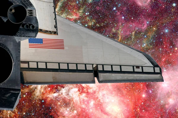 Space Shuttle über Galaxie und Weltraumnebel. — Stockfoto