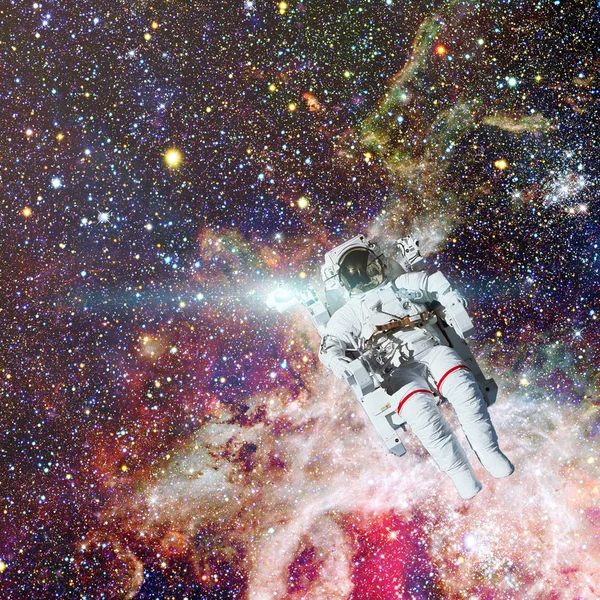 Astronaut i yttre rymden. Nebulosa på bakgrunden. — Stockfoto