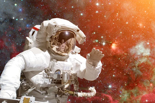 Astronauta en el espacio exterior. Galaxia y estrellas en el fondo . — Foto de Stock