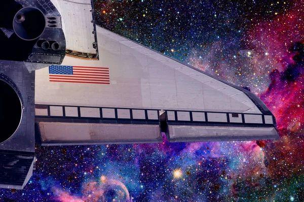 Space-Shuttle-Flug über Weltraumnebel. — Stockfoto