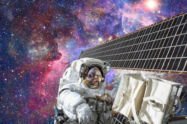 Astronot uzayda. Uzay yürüyüşü. Nasa tarafından döşenmiş bu görüntü unsurları