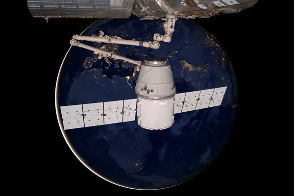 SpaceX Dragon orbitujący wokół planety Ziemia. — Zdjęcie stockowe