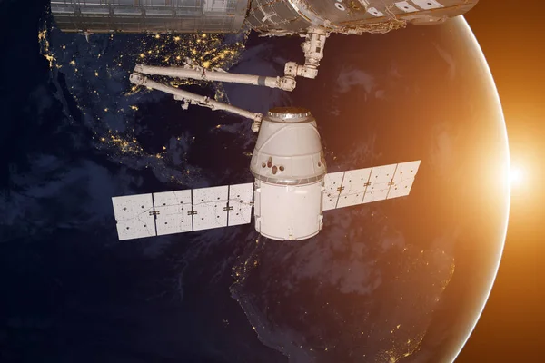 SpaceX Drago in orbita attorno al pianeta Terra. — Foto Stock
