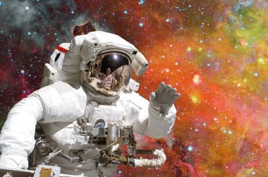 Astronot uzayda. Galaxy ve arka plan üzerinde yıldız.