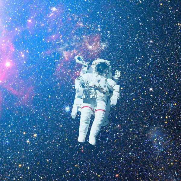 Astronaut în spaţiu. Nebuloasa pe fundal . — Fotografie, imagine de stoc