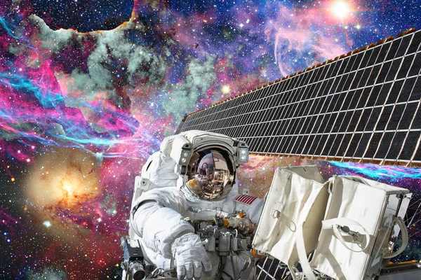 Internationell rymdstation och astronaut i yttre rymden över planeten jorden. — Stockfoto