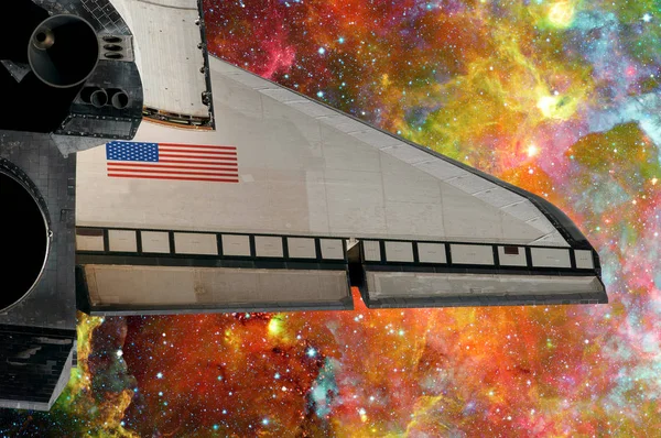Space-Shuttle-Flug über Weltraumnebel. — Stockfoto