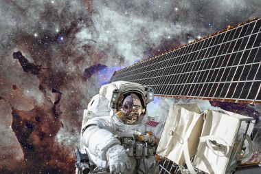 Uluslararası Uzay İstasyonu ve astronot Dünya üzerinde uzayda.