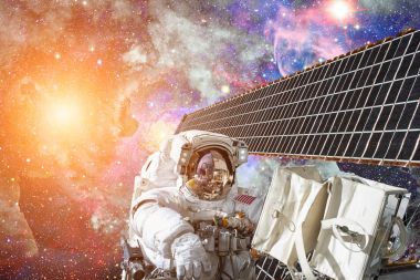 Uluslararası Uzay İstasyonu ve astronot Dünya üzerinde uzayda.