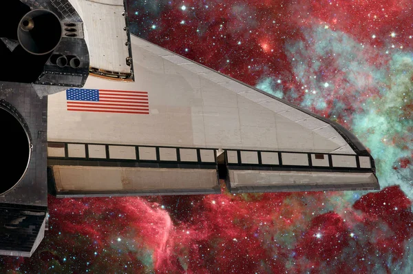 Space Shuttle über Galaxie und Weltraumnebel. — Stockfoto