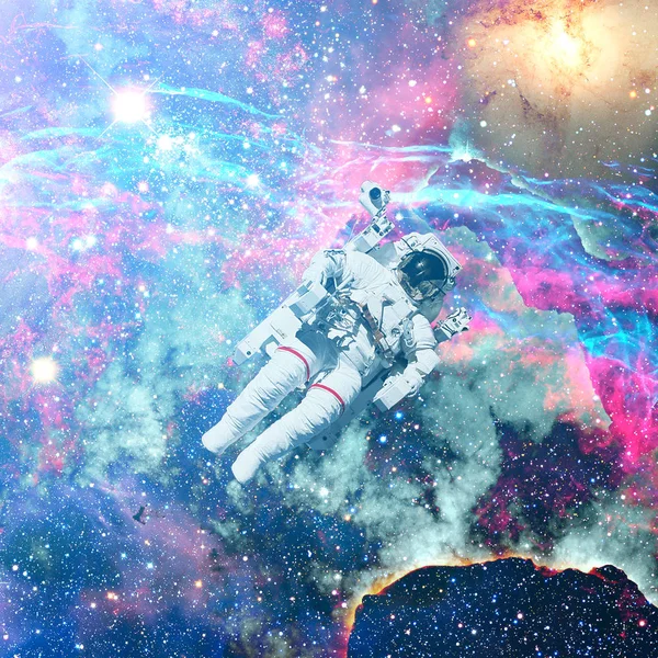 बाहरी अंतरिक्ष में अंतरिक्ष यात्री। पृष्ठभूमि पर नेबुला . — स्टॉक फ़ोटो, इमेज