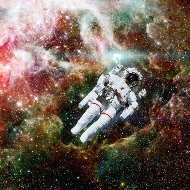 Uzayda bir astronot. Arkaplanda nebula.