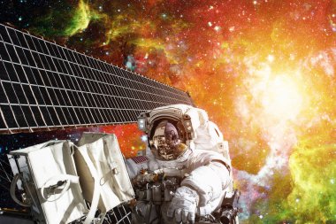 Uzay görevinde bir astronot. Bu görüntünün elementleri NASA tarafından desteklenmektedir.