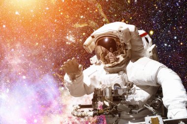 Astronot uzayda. Galaxy ve arka plan üzerinde yıldız.