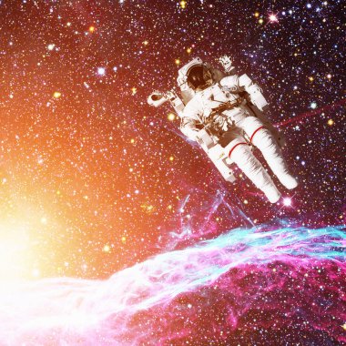 Uzayda bir astronot. Arkaplanda nebula.
