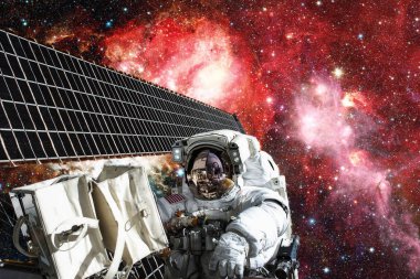 Uzay görevinde bir astronot. Bu görüntünün elementleri NASA tarafından desteklenmektedir.