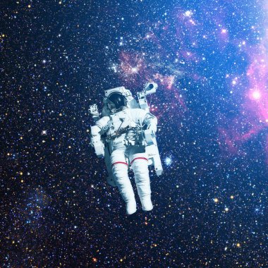Uzayda bir astronot. Arkaplanda nebula.