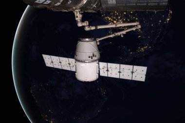 SpaceX Dragon Dünya 'nın yörüngesinde dönüyor..