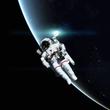 Astronot uzayda. Planet Earth arka planda.