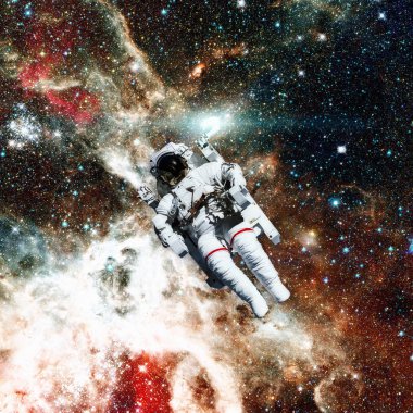 Uzayda bir astronot. Arkaplanda nebula.