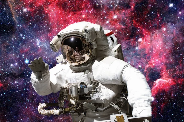 太空人在外层空间。美国航天局提供的这一图像的要素. — 图库照片