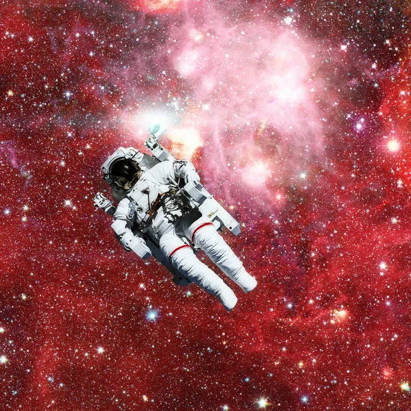 Astronauta nello spazio. Nebulosa e stelle sullo sfondo . — Foto Stock