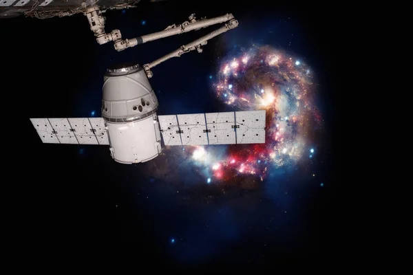 SpaceX Dragon över spiralgalax. — Stockfoto