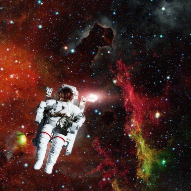 Uzayda bir astronot. Arkaplanda nebula.