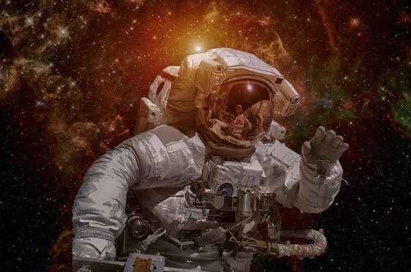 Astronauta en el espacio exterior. Elementos de esta imagen proporcionados por NA — Foto de Stock