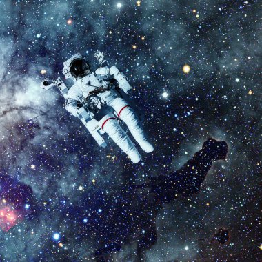 Uzayda bir astronot. Arkaplanda nebula.