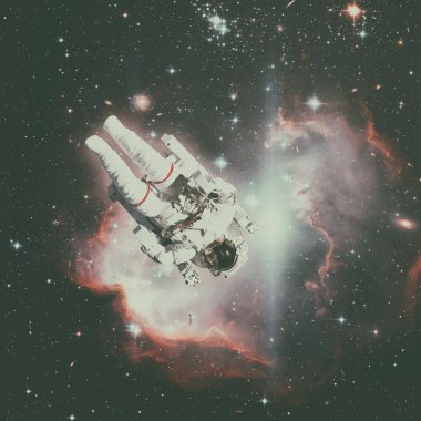 Uzayda bir astronot. Arkaplanda nebula.
