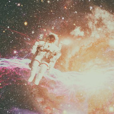 Uzayda bir astronot. Arkaplanda nebula.