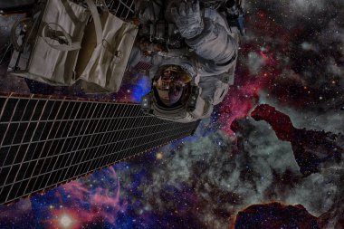 Astronot uzayda. Uzay yürüyüşü. Bu görüntü furn unsurları