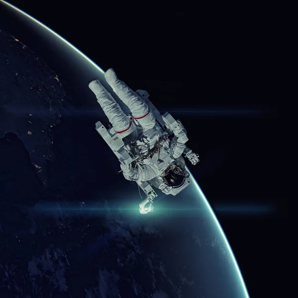 Astronauta no espaço. Planeta Terra em segundo plano . — Fotografia de Stock