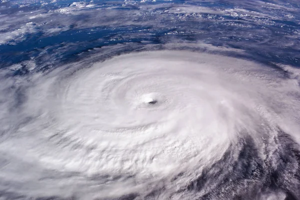 Taifun über dem Planeten Erde - Satellitenbild. Stockbild