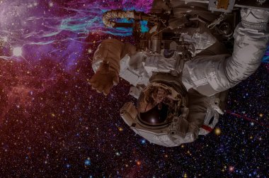 Astronot uzayda. Galaxy ve arka plan üzerinde yıldız.