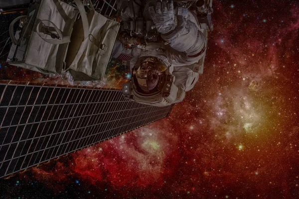 Astronot uzay görevi üzerinde. Bu görüntü tarafından döşenmiş unsurları 