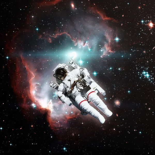 Uzayda bir astronot. Arkaplanda nebula.